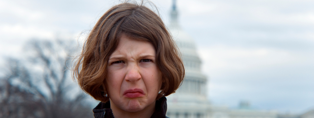 une jeune fille a l'air dégoutée