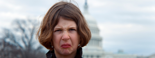 une jeune fille a l'air dégoutée
