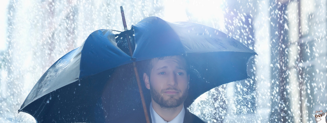 un homme triste sous la pluie 